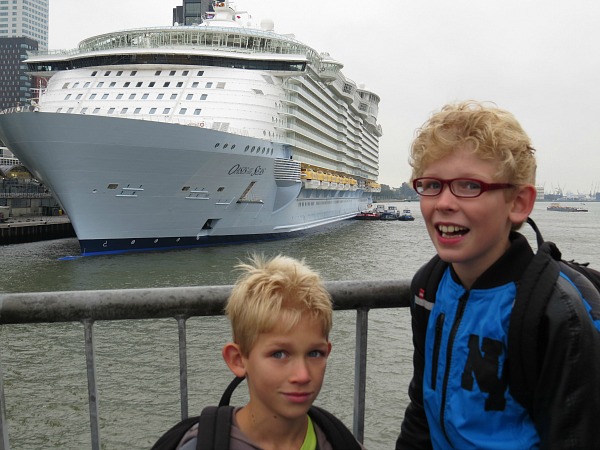 Even poseren voor de Oasis of the Seas