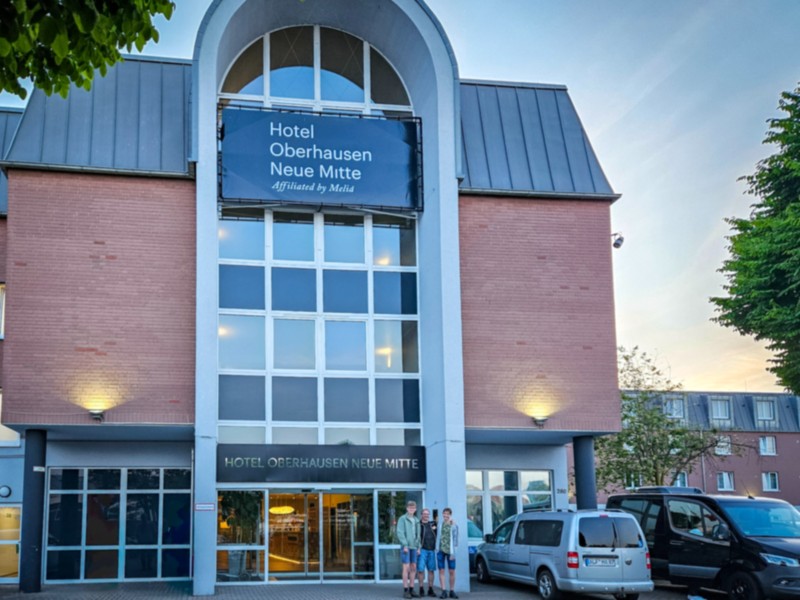 De jongens voor het Neue Mitte hotel