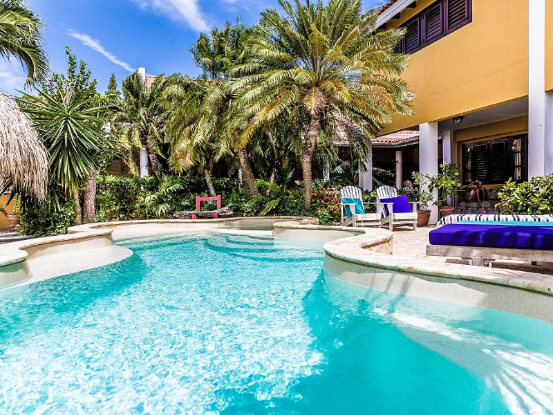 Het zwembad van Ocean View villa's