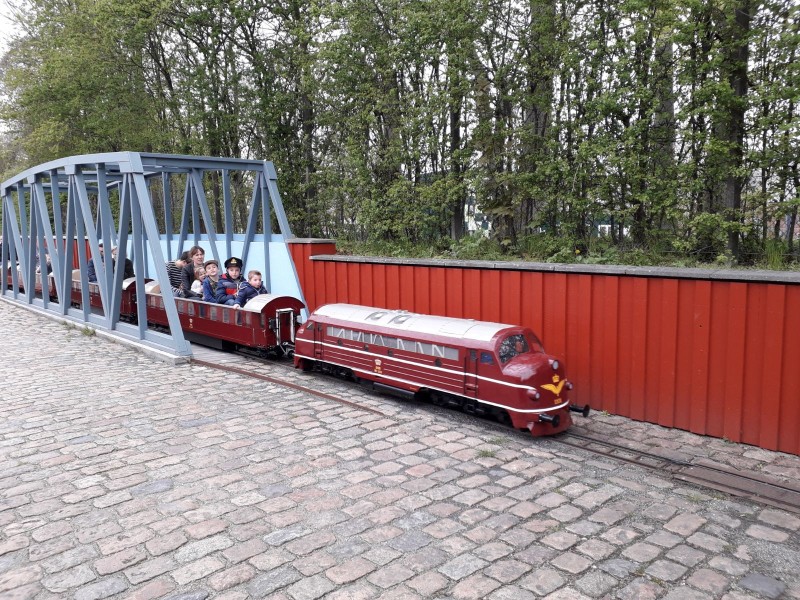 Jippie, we zitten in de trein!