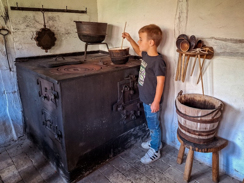 Stijn vond het erg leuk om in elke keuken even in de pannen te roeren