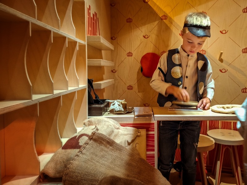 Van prins naar postkantoormedewerker, het kan hier allemaal