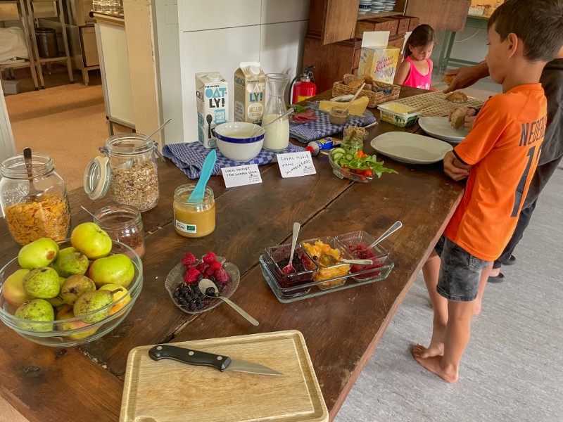 Lekker ontbijten in dde ontbijtruimte van boerderijhotel Ödevata