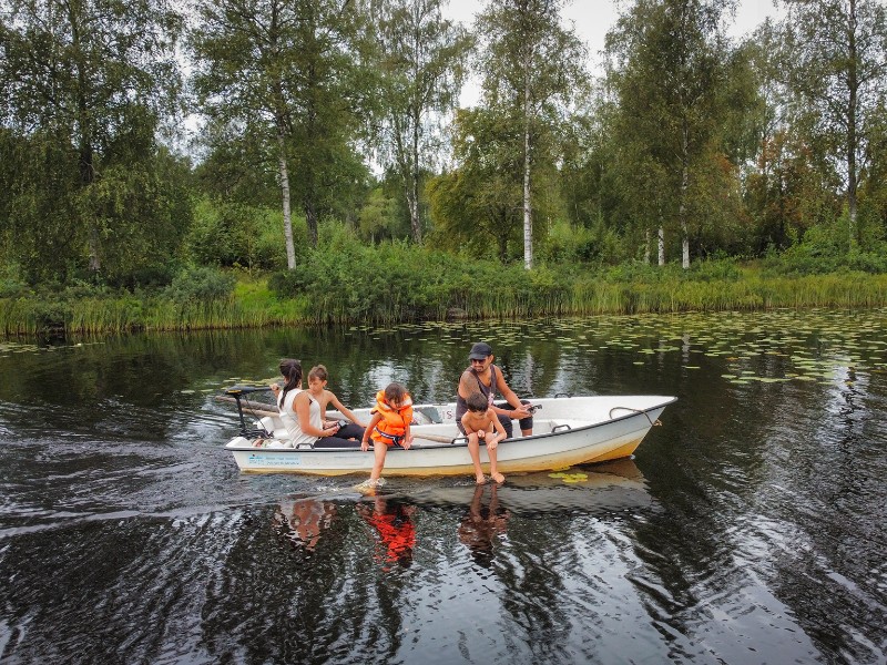 Varen met het sloepje of motorbootje over het meer van Ödevata tijdens onze gezinsvakantie in Zweden