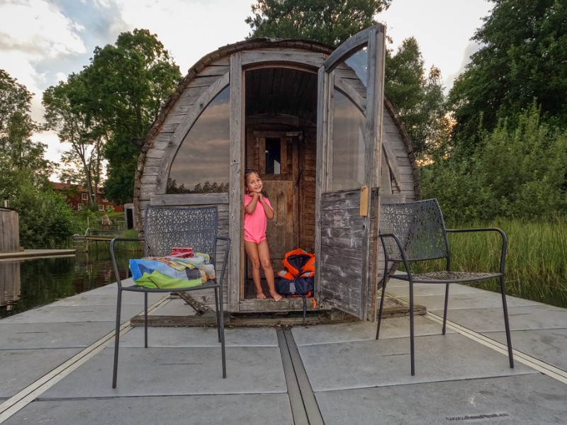 Bij Ödevata kun je genieten van een heerlijk sauna-eilandje in het meer. Opwarmen en plonzen maar!
