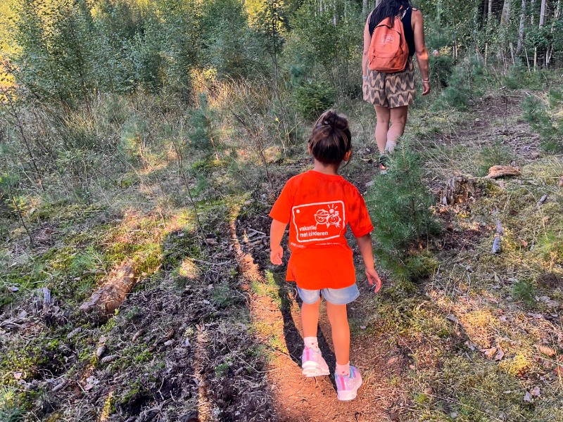 Wandelen in de namiddag met de kinderen rondom Ödevata