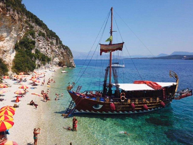 Maak een gave boottour met de kids bij lefkas via Odysseia Boat Tours
