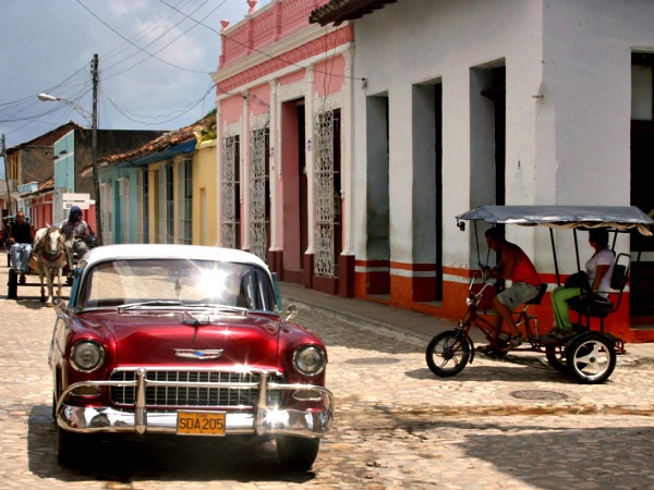 Oldtimer, paard en wagen en riksja in Cuba