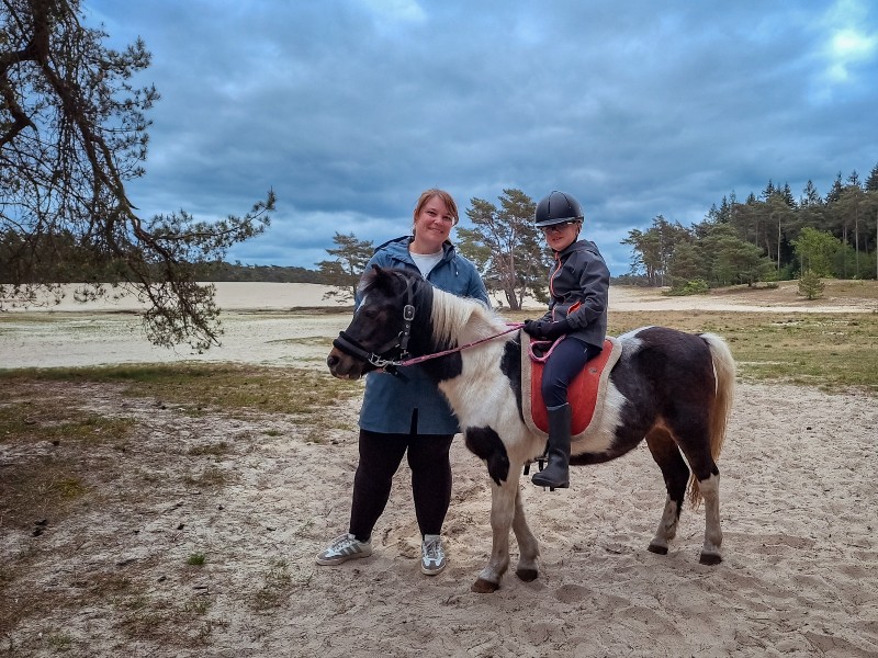 Wat een prachtige omgeving om met je pony te rijden!