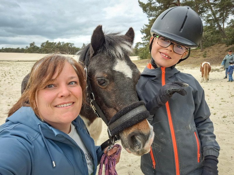 Op de foto met de pony