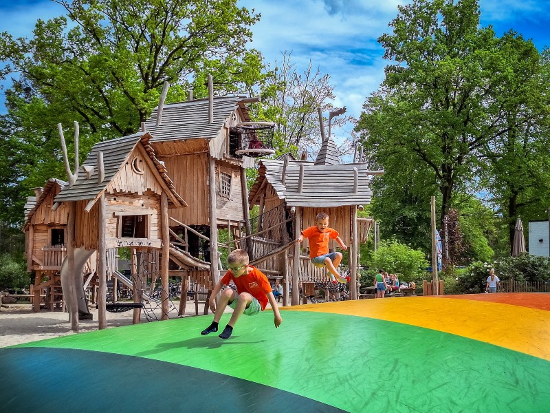 De speeltuin, centraal gelegen om Ommerland