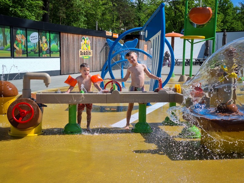 De waterspeeltuin, met op de achtergrond de Bo en Bibi bosclub