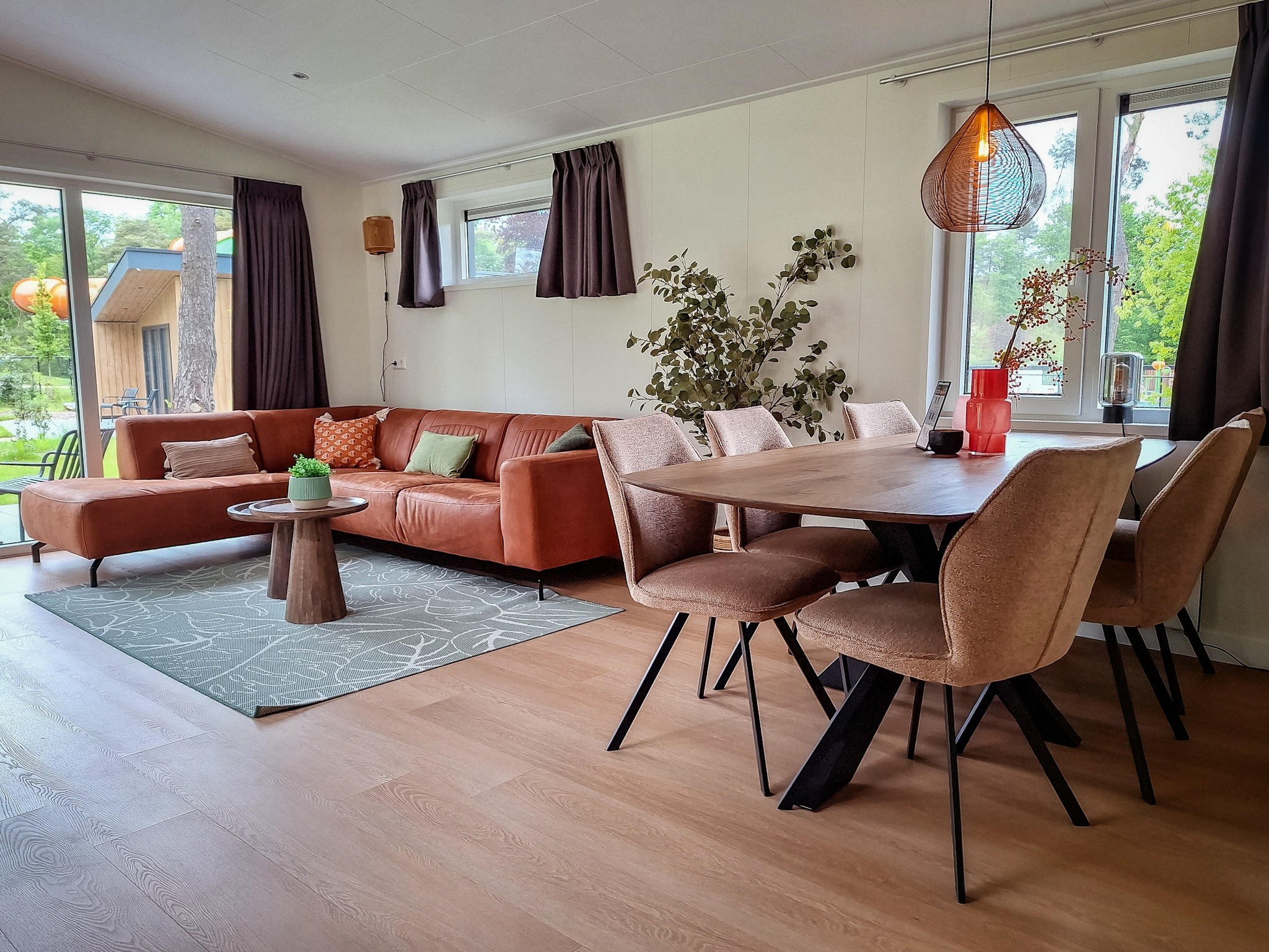Het mooie ruime woongedeelte van de Heidevilla, met grote ramen en veel licht