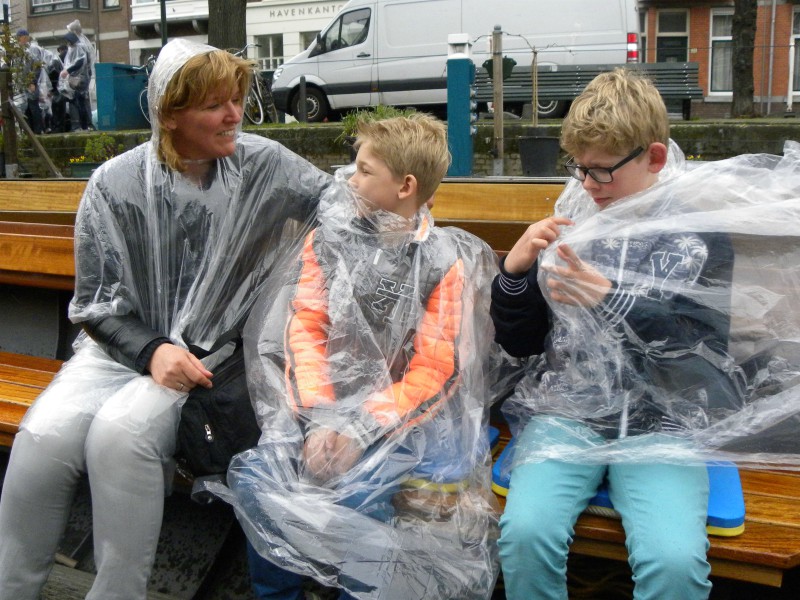 Met poncho's aan op de Ooievaart