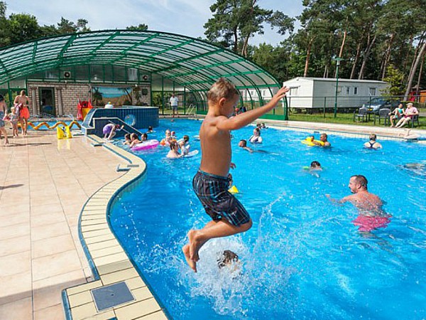 Zowel bij mooi als bij minder mooi weer kan er gezwommen worden in het zwembad met schuifdak.
