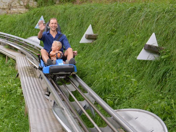 Vader en kind van de zomerrodelbaan