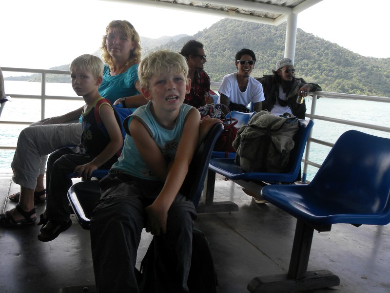 Op de ferry nemen we afscheid van Koh Chang