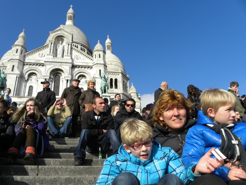 Heerlijk genieten op de trappen van de Sacré Coeur