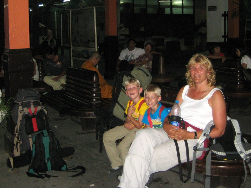 Wachten op het station van Ayutthaya