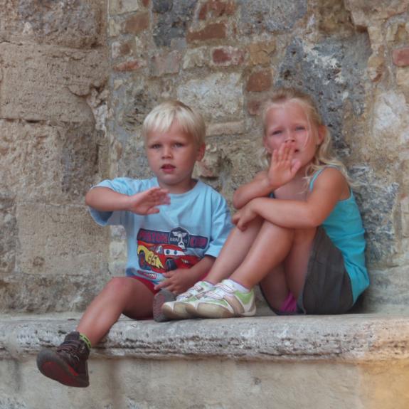 Shannon en Finn op een muurtje in Florence