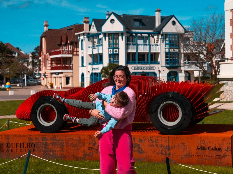 In Le-Touquet-Paris-Plage kun je kleurrijke kunst vinden zoals deze mooie auto