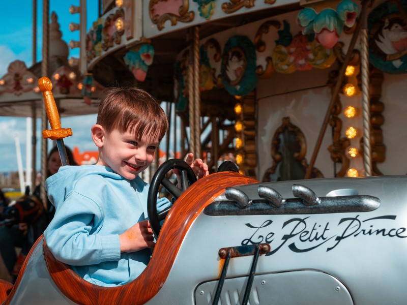 De zoon van Mathias in de draaimolen in Le-Touquet-Paris-Plage aan de Franse Opaalkust