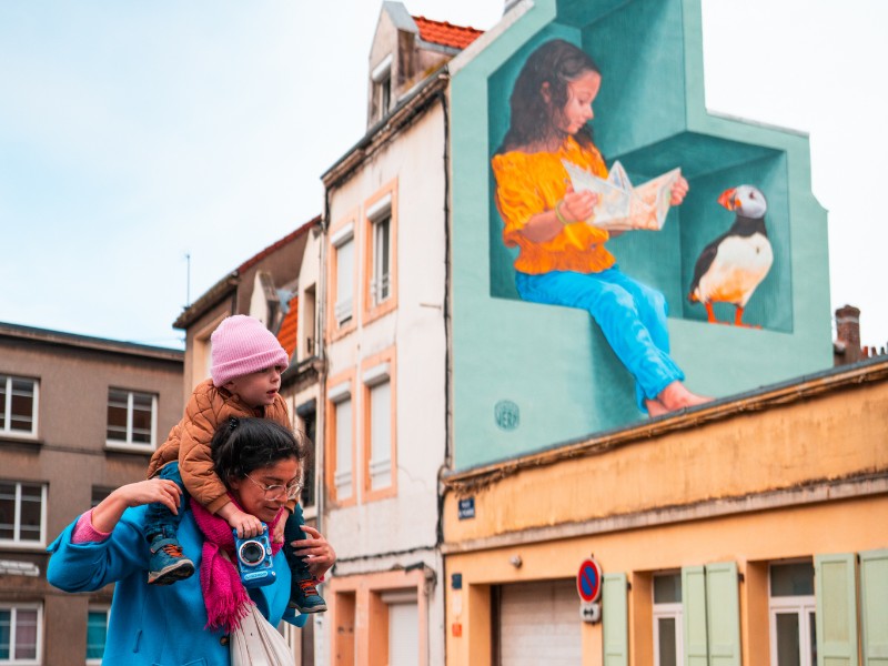 Streetart op de huizen in Boulogne-sur-Mer aan de Franse Opaalkust