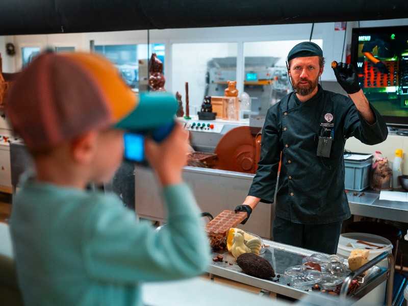 Mathias en zijn gezin krijgen uitleg over het maken van chocolade in Beussent Lachelle, Hauts-de-France