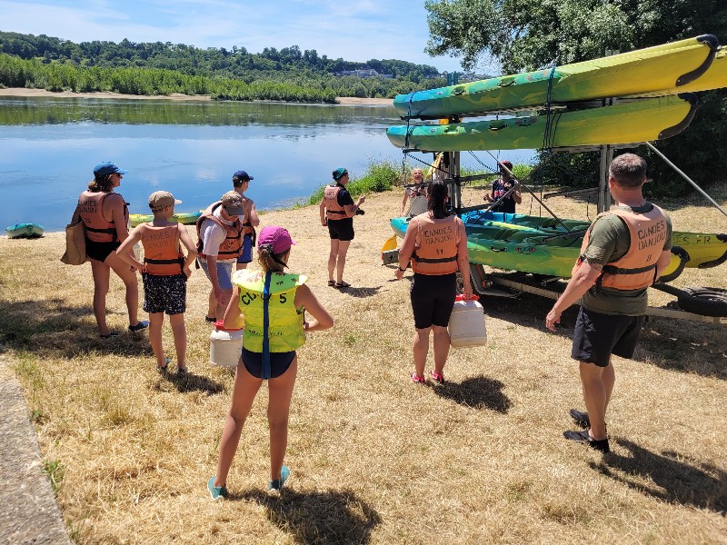 We worden naar het beginpunt van de kanotocht gebracht