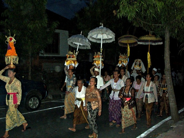 Religieuze optocht in Bali