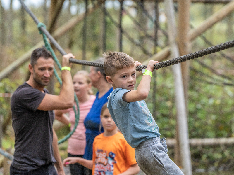 Kinderen hebben een heerlijke dag vol buitenactiviteiten bij Outdoor Valley net buiten Rotterdam