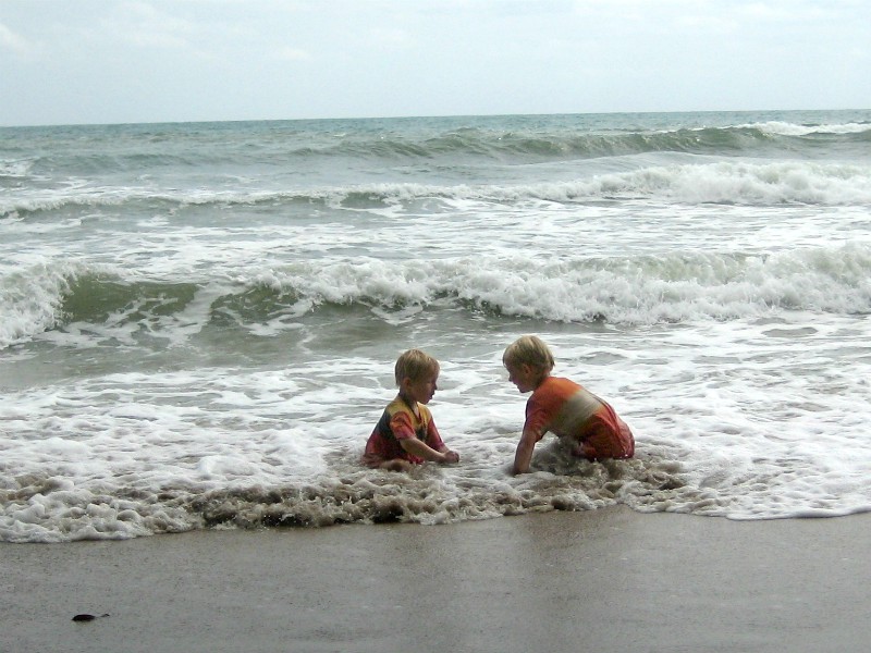 Zeb en Tycho worden overspoeld door de zee