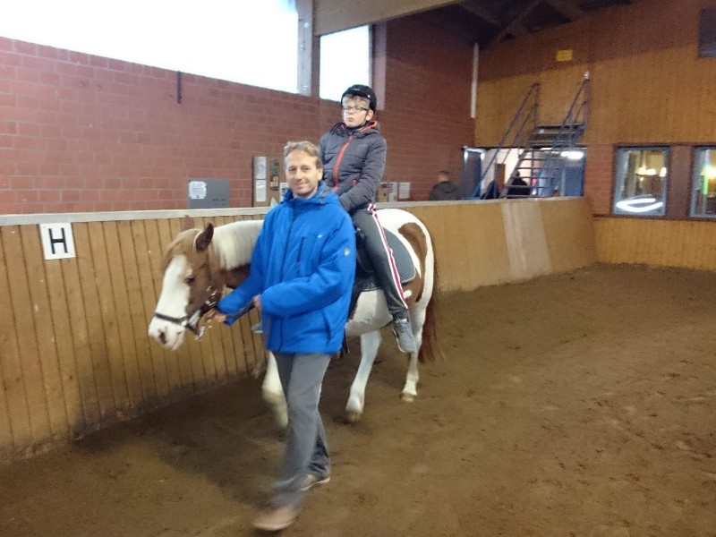 Paardrijden in de naastgelegen manege