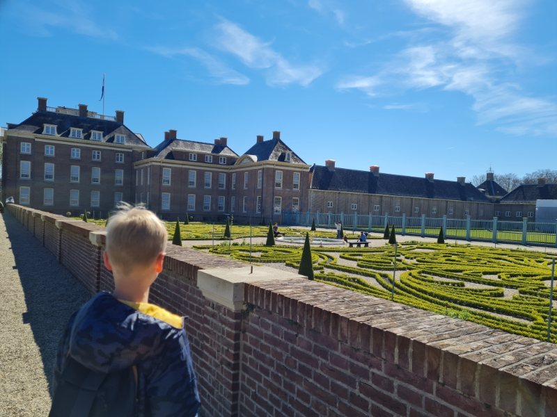 Bij de buitenkant van Paleis het Loo kijk je al je ogen uit!