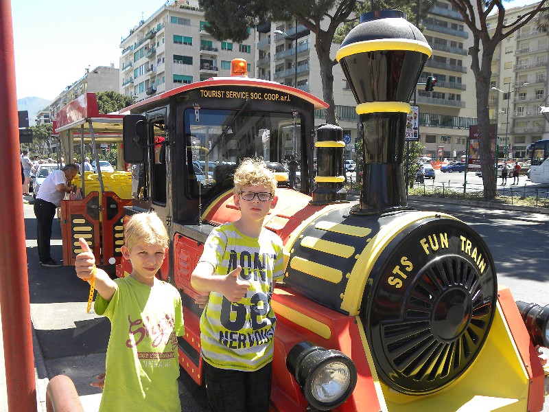 Zeb en Tycho bij het toeristentreintje in Palermo