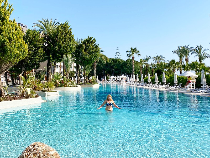 Sabine in het zwembad van hotel Paloma Perissia
