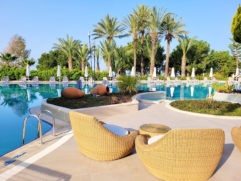 Het zwembad vroeg in de morgen