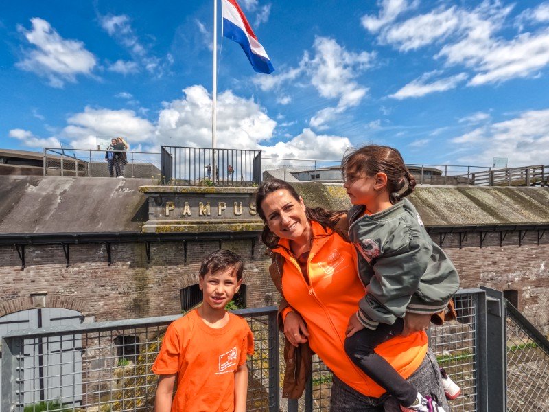 Lisette en haar kinderen op Forteiland Pampus