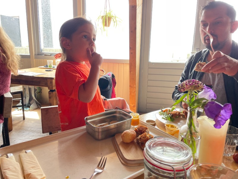 Lekker lunchen bij het Paviljoen op Pampus. Hier kun je ook mooi buitenzitten bij lekker weer.