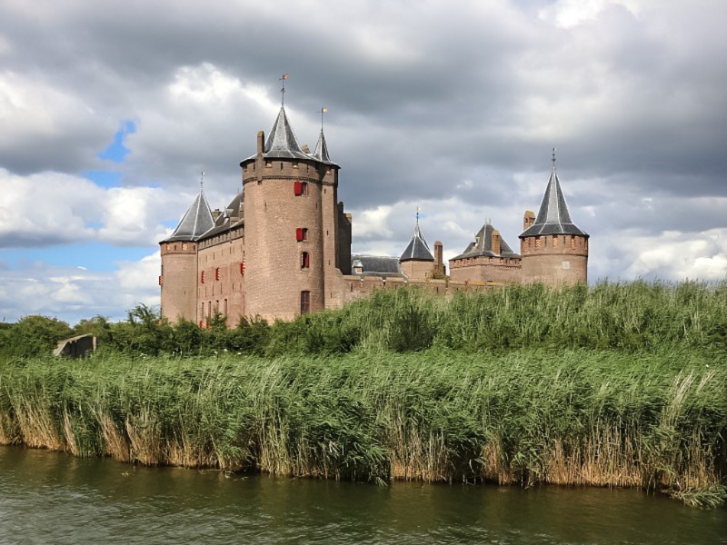 Tijdens de boottocht naar Pampus, vaar je langs het mooie Muiderslot