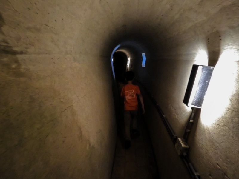 Spannende smalle tunnel, in het echt is het hier nog veel donkerder!