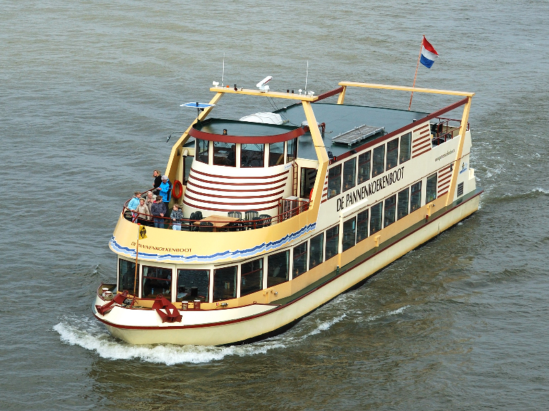 De pannekoekenboot vaart je dwars door Rotterdam over de Maas terwijl je kids pannekoeken eten!