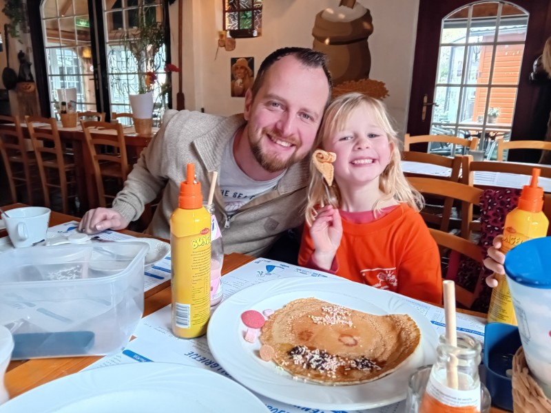 Het gezin van Emma aan de pannekoeken in het pannekoekenrestaurant op Landgoed Ruwinkel
