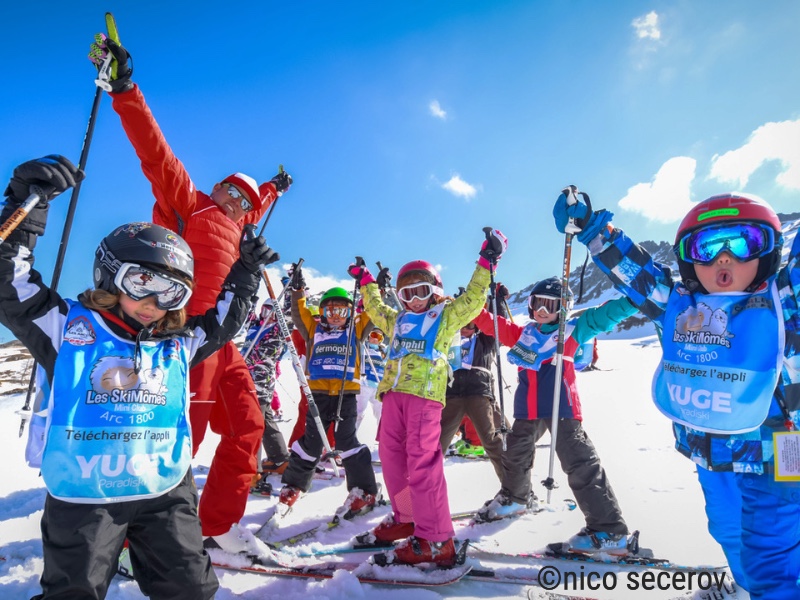 Skischooltje met kinderen op wintersport