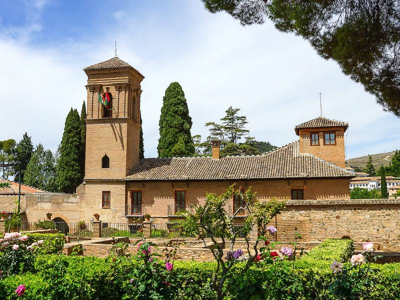 De Parador de Granada ligt in het Alhambra