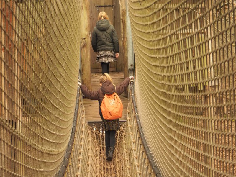 De jongste dochter van Marieke op een touwbrug in het leuke Parc Sainte-Croix