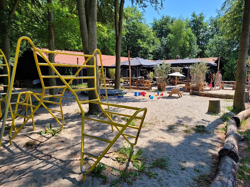 Speeltuin bij het terras op resort de Parel