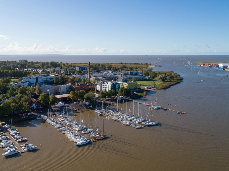 De Pärnu rivier stroomt bij Pärnu in de zee