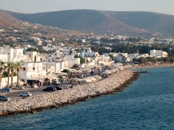 Zicht op Paros vanaf de ferry