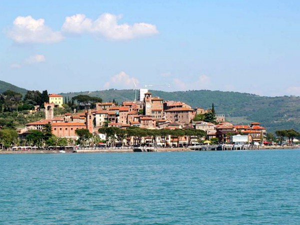 Passignano, gezien vanaf het meer van Trasimeno